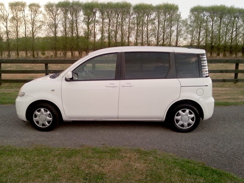 toyota-sienta-exterior-1