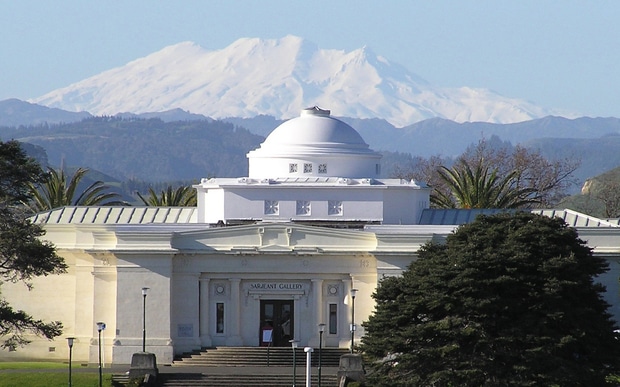 eight col Sarjeant exterior with Mt    Please credit Paul Gibson - Sarjeant Gallery Te Whare o Rehua